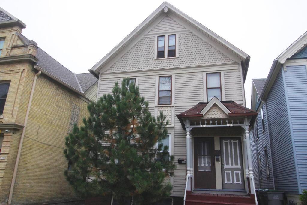 Renovated Brady St. Classic Milwaukee Exterior photo