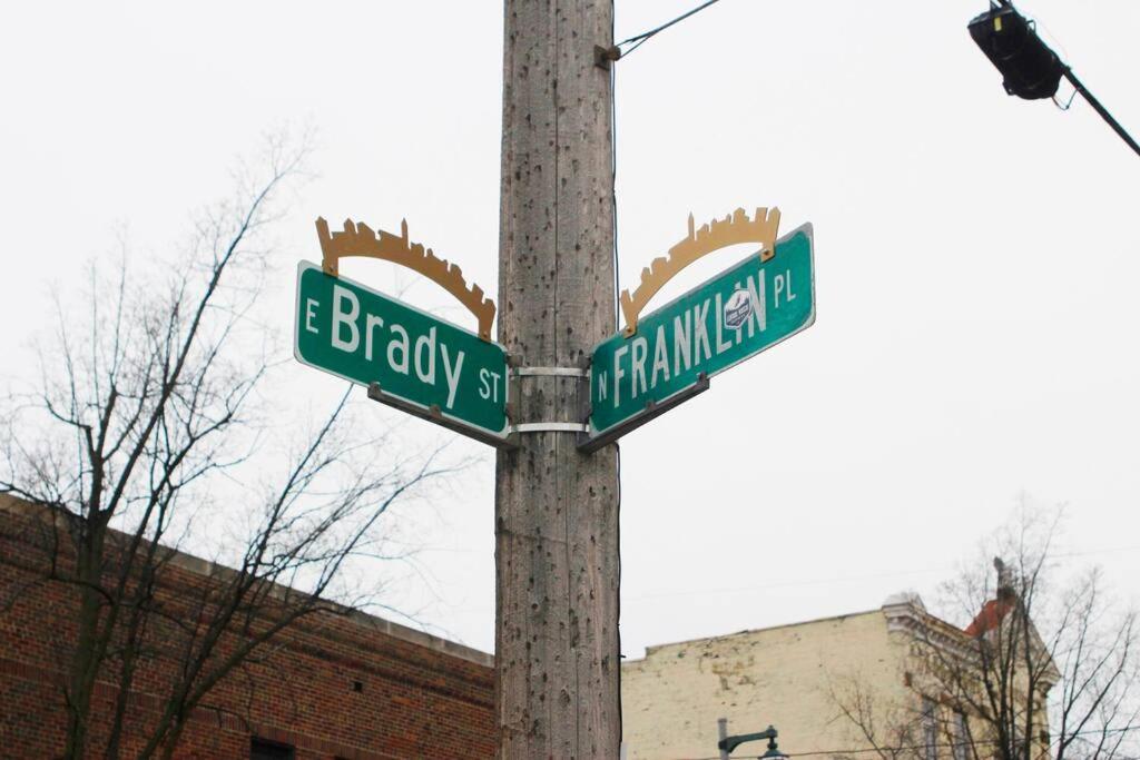 Renovated Brady St. Classic Milwaukee Exterior photo